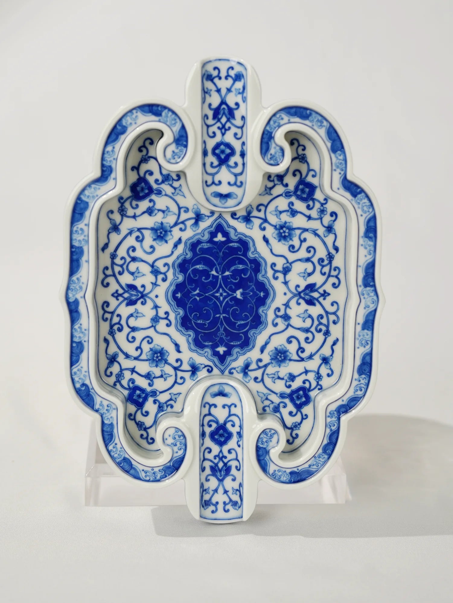 Blue-and-white porcelain ashtray with a hand-painted pattern