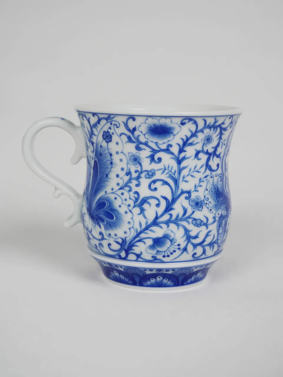 Side and reverse profile of the blue butterfly porcelain cup