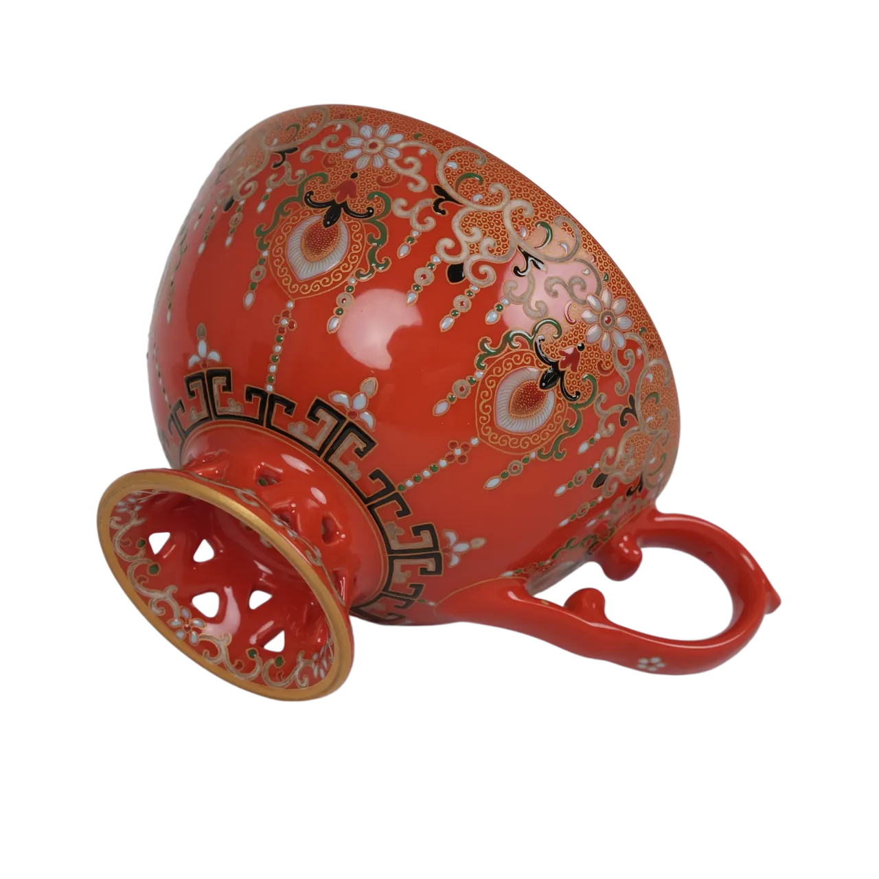 Underside and foot profile of the red and gold porcelain cup