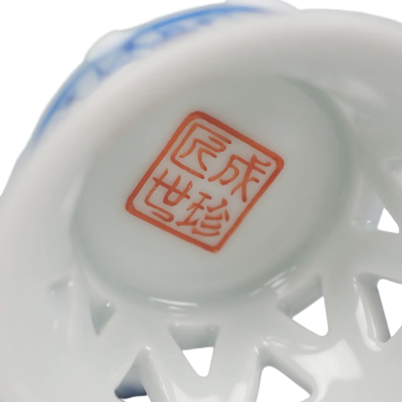 Object mark recorded on the base of the porcelain work